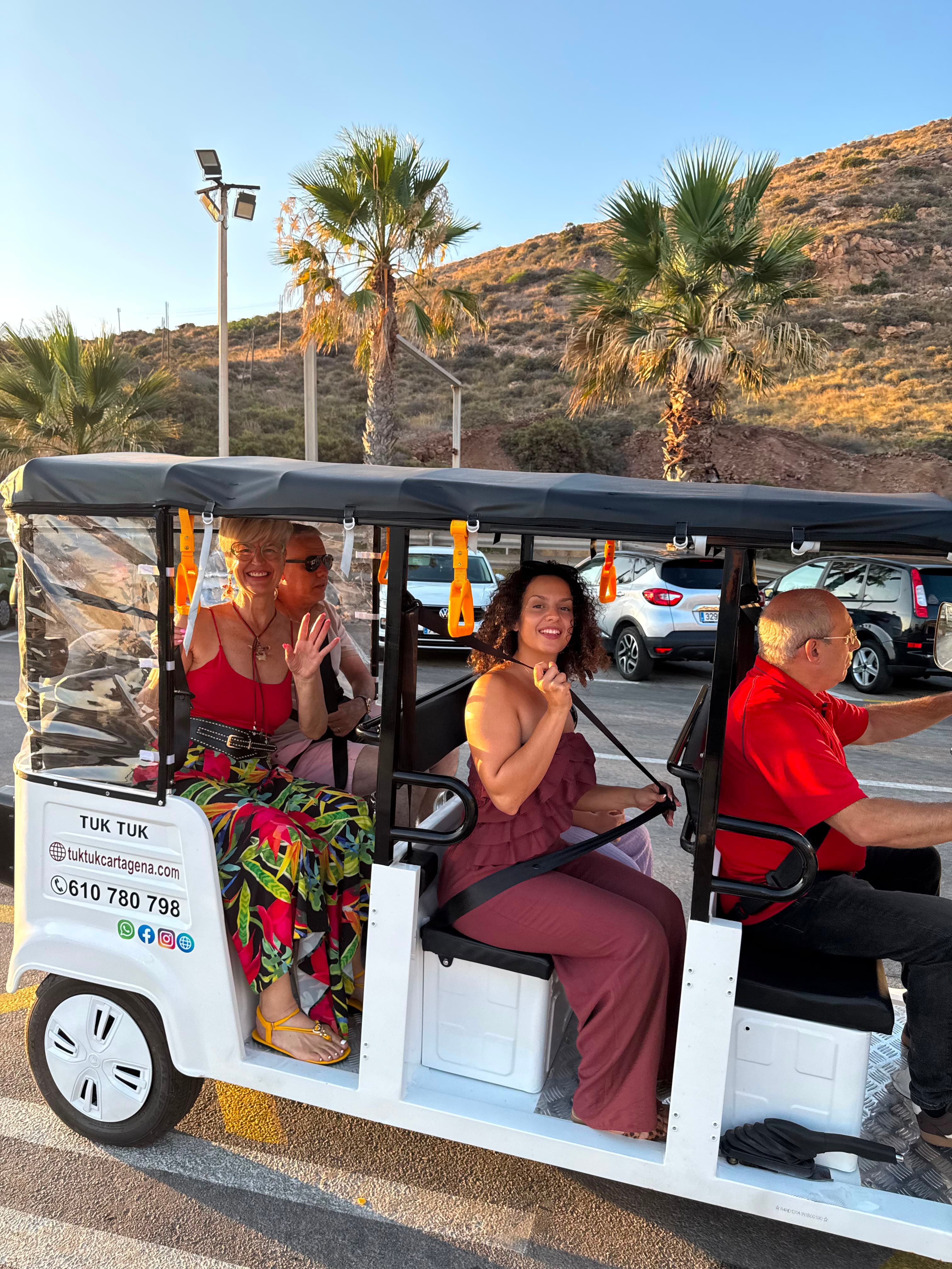 Tuk tuk Cartagena — pasajeras en palmeras