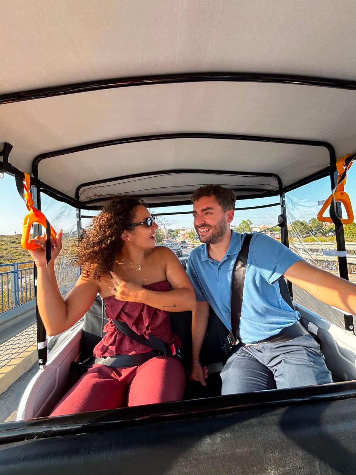 Tuk tuk Cartagena — pareja dentro del tuk tuk