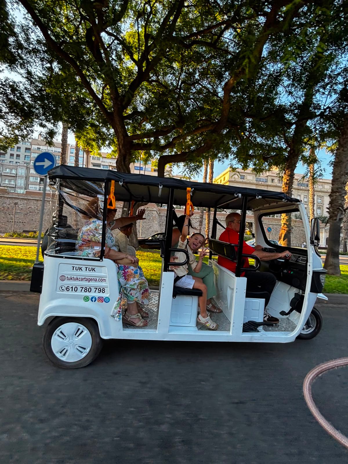 Tuk tuk Cartagena — palmeras perfil